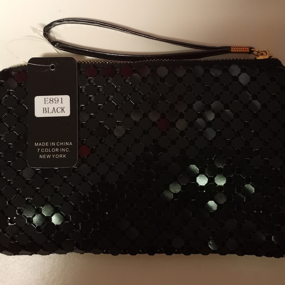 Beautiful wristlet for special occasions or a night out . - Picture 2 of 5